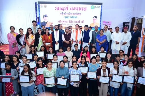 मुख्यमंत्री पुष्कर सिंह धामी ने राज्य की 50 मेधावी छात्राओं को प्रति छात्रा ₹10,000 की छात्रवृत्ति प्रदान की और विभिन्न छात्र-छात्राओं को STEM लैपटॉप वितरित कर सम्मानित किया।