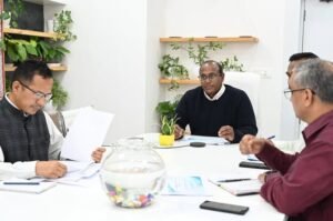 मुख्य निर्वाचन अधिकारी डॉ. बीवीआरसी पुरुषोत्तम ने सचिवालय में सभी जनपदों के जिलाधिकारियों के साथ वीडियो कॉन्फ्रेंस के ज़रिए तैयारियों की समीक्षा की