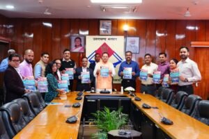 मुख्यमंत्री पुष्कर सिंह धामी ने आज सचिवालय में उत्तराखण्ड सचिवालय बैडमिंटन क्लब द्वारा प्रकाशित स्मारिका “प्रयास बेहतर कल के लिए” का विमोचन किया