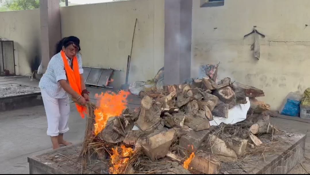 किसी की बहन तो किसी की बेटी अपना नाम देकर लावारिस शवों को देती है सम्मानजनक अंतिम बिदाई,क्रांतिकारी शालू सैनी