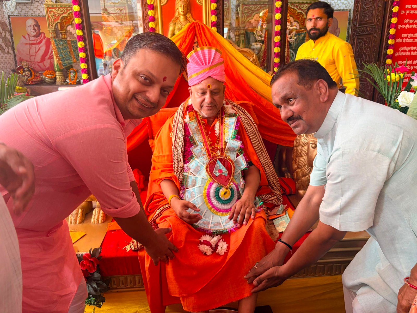 महामंडलेश्वर स्वामी यतिंद्रानंद गिरी जी महाराज के आश्रम पहुंचकर भाजपा जिला महामंत्री अक्षय प्रताप सिंह व व्यापारी नेता अरविंद कश्यप ने गुरु पूर्णिमा पर लिया आशीर्वाद