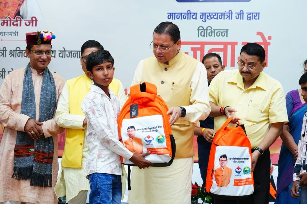 मुख्यमंत्री ने कहा कि “मुख्यमंत्री श्रमिक स्वास्थ्य परीक्षण योजना” के अंतर्गत शुरू की जा रही मोबाइल मेडिकल वैंस के जरिए विशेष स्वास्थ्य दल दूरस्थ क्षेत्रों तक पहुँचकर श्रमिक भाई-बहनों को उनके कार्य एवं आवास स्थल पर ही बेहतर स्वास्थ्य सेवाएं उपलब्ध कराएंगे