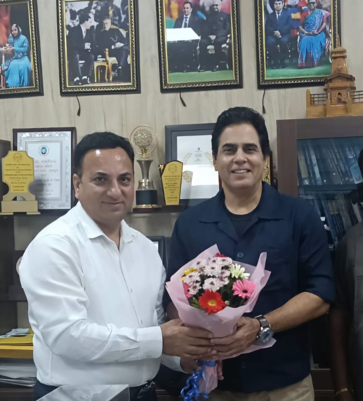 बॉलीवुड फिल्म अभिनेता अमन वर्मा ने आज रिंग रोड, लाडपुर स्थित उत्तराखण्ड फिल्म विकास परिषद के कार्यालय में उत्तराखण्ड फिल्म विकास परिषद के नोडल अधिकारी के.एस. चौहान से मुलाकात की