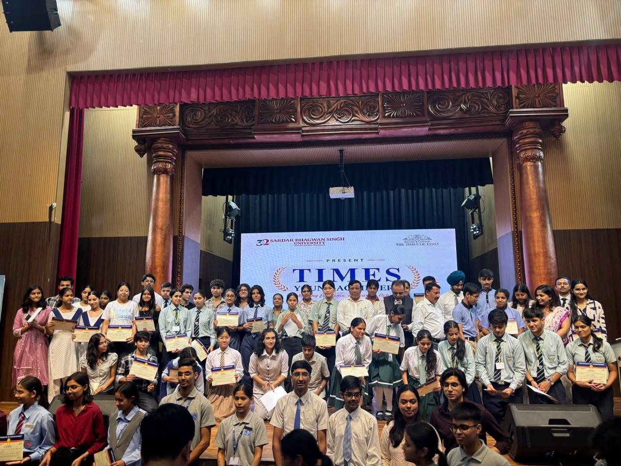 महानिदेशक सूचना एवं मसूरी-देहरादून विकास प्राधिकरण (एमडीडीए) के उपाध्यक्ष  बंशीधर तिवारी ने विद्यार्थियों से आह्वान किया कि वे केवल शैक्षणिक उपलब्धियों तक सीमित न रहें, बल्कि ज्ञान, चरित्र, नैतिक मूल्यों और सामाजिक उत्तरदायित्व को अपने जीवन का आधार बनाकर समग्र सफलता की ओर अग्रसर हों।