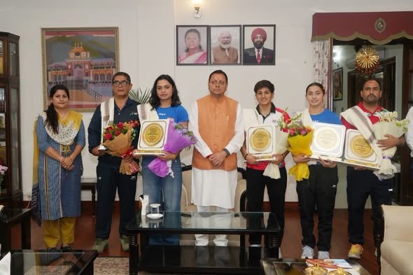 मुख्यमंत्री  पुष्कर सिंह धामी से अंतरराष्ट्रीय स्तर पर शानदार प्रदर्शन करने वाली उत्तराखण्ड की महिला मुक्केबाजों ने भेंट की