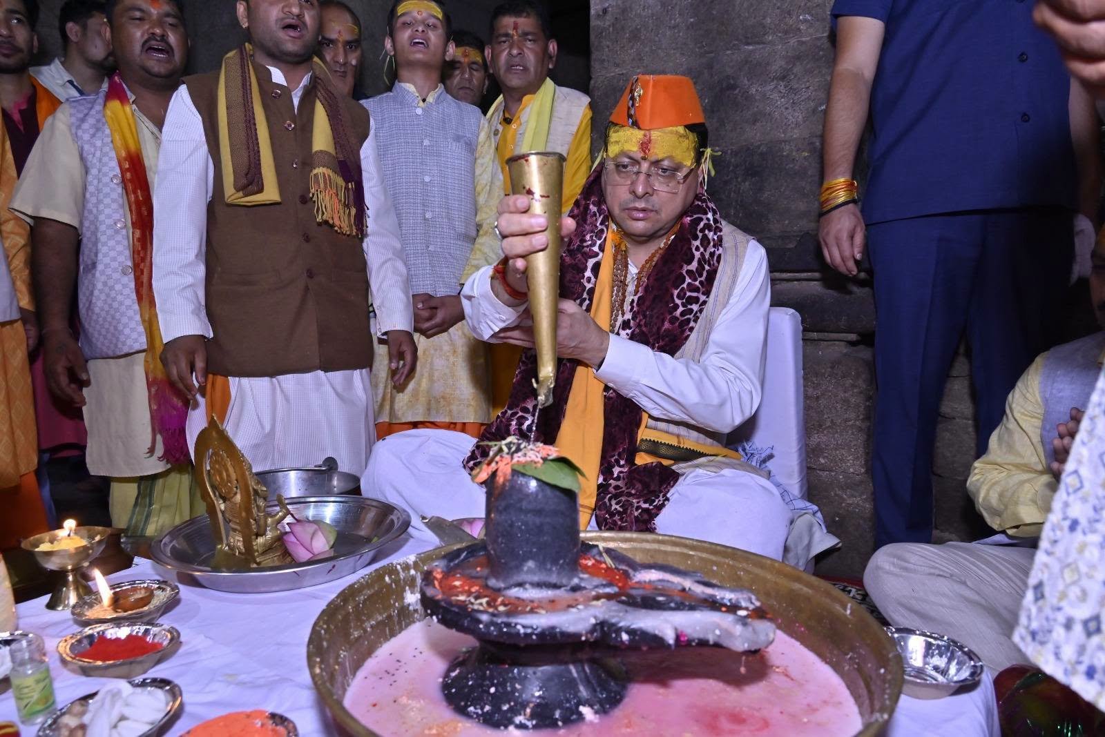 मुख्यमंत्री पुष्कर सिंह धामी ने विश्व प्रसिद्ध जागेश्वर धाम पहुंचकर पारंपरिक विधि-विधान एवं वैदिक मंत्रोच्चार के बीच श्रावणी मेले का विधिवत शुभारंभ किया