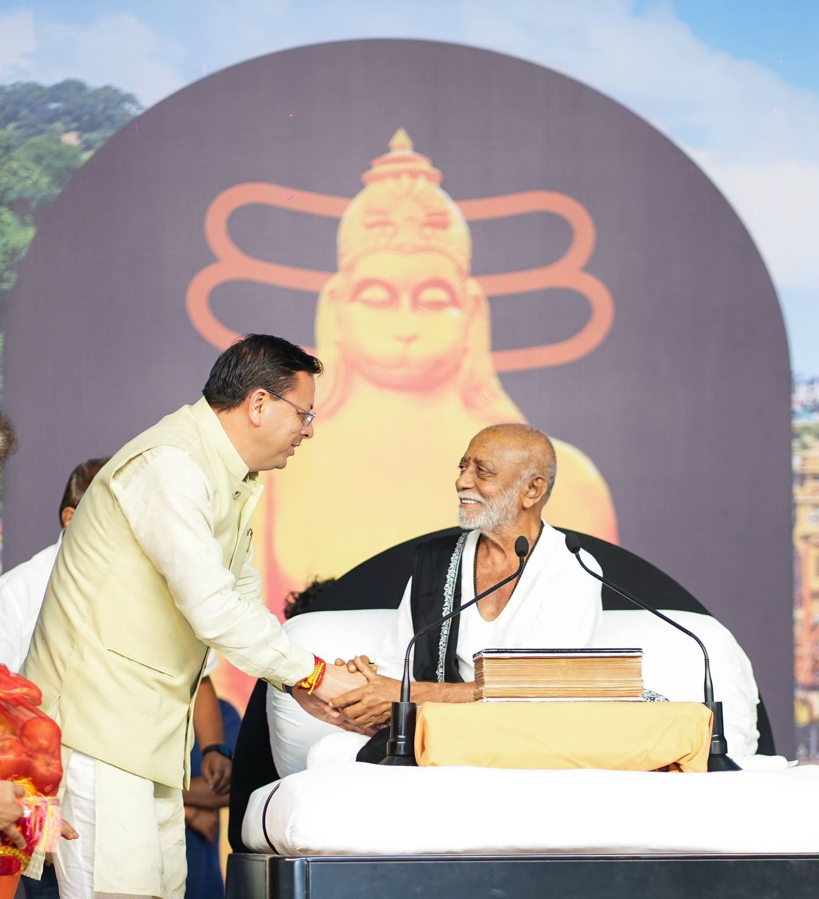 मुख्यमंत्री ने कहा कि आज जब विश्व युद्ध, हिंसा और आतंकवाद जैसी चुनौतियों का सामना कर रहा है, तब भारत की सनातन संस्कृति का “वसुधैव कुटुम्बकम्” का संदेश पूरी मानवता के लिए मार्गदर्शक है