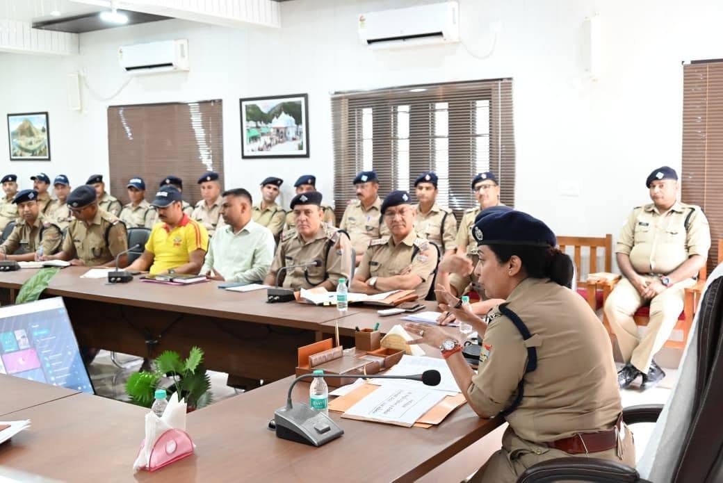 मानसून सीजन तथा आगामी कांवड़ यात्रा-2026 के दृष्टिगत पुलिस अधीक्षक उत्तरकाशी, श्रीमती कमलेश उपाध्याय द्वारा आज 07 जुलाई 2026 को पुलिस, फायर एवं एसडीआरएफ अधिकारियों की बैठक लेकर आवश्यक दिशा-निर्देश दिए