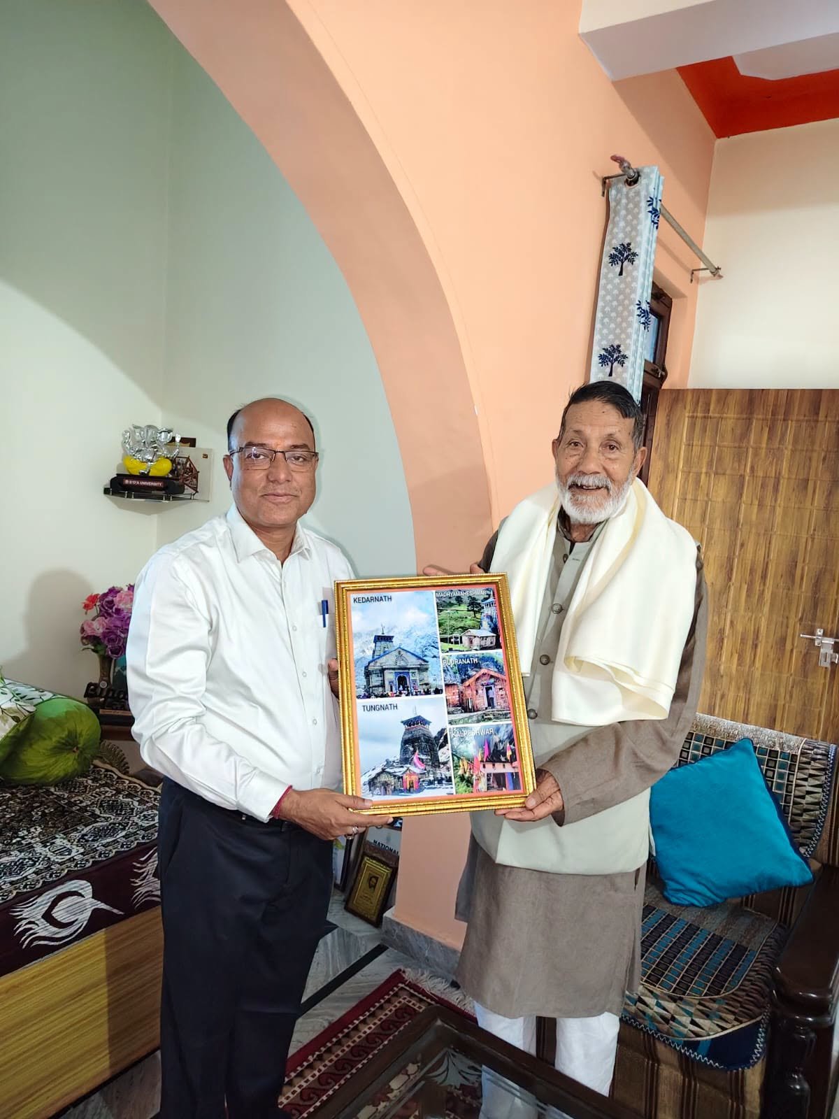 चिपको आंदोलन के प्रणेता, पद्म भूषण एवं प्रख्यात गांधीवादी पर्यावरणविद् चंडी प्रसाद भट्ट से एसपी चमोली की आत्मीय शिष्टाचार भेंट, पर्यावरण संरक्षण, आपदा प्रबंधन एवं जनसहभागिता को लेकर हुई सार्थक चर्चा