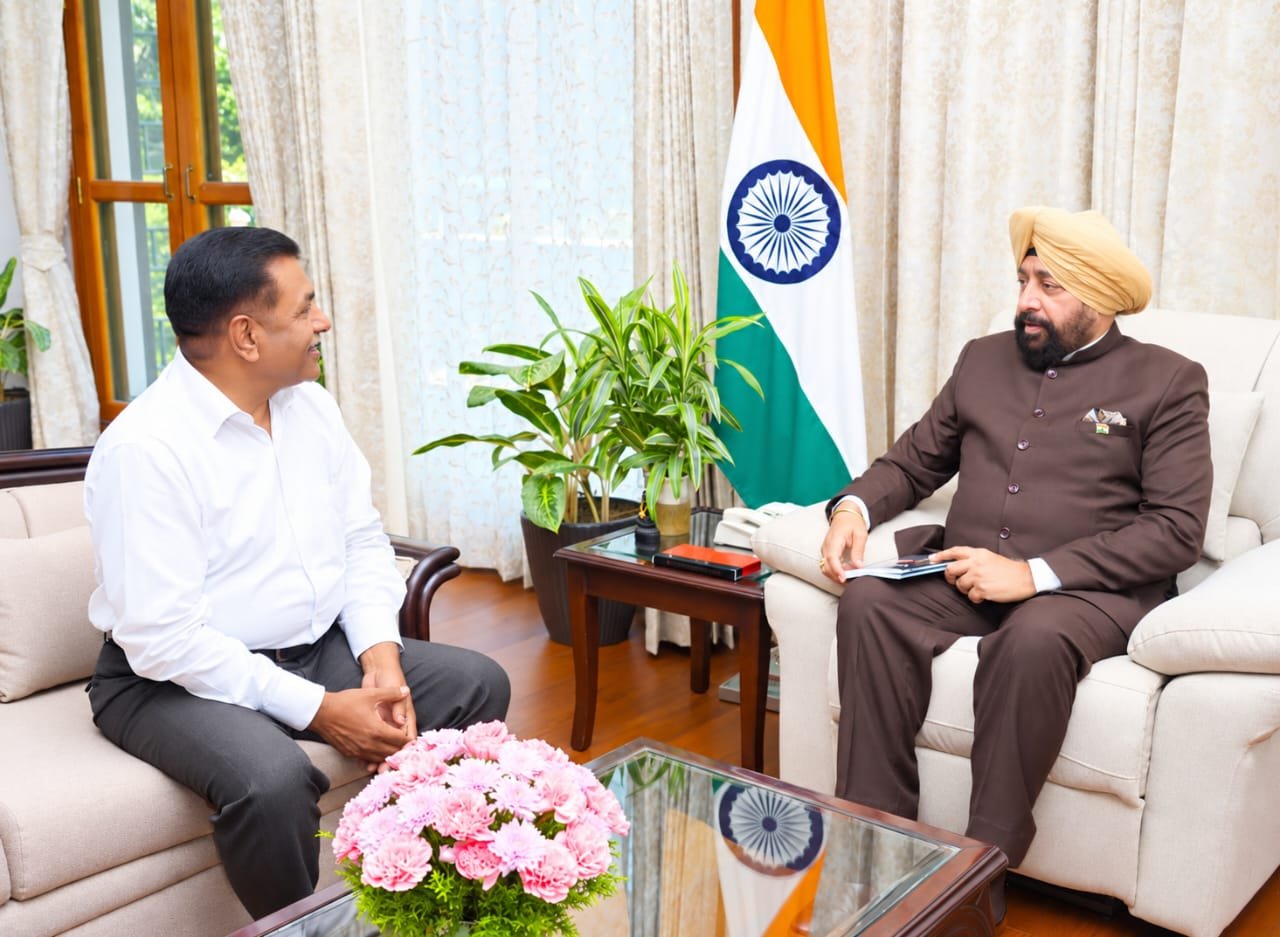 Dr Ravindra Kumar Saini congratulates Uttarakhand Governor on completion of five-year tenure