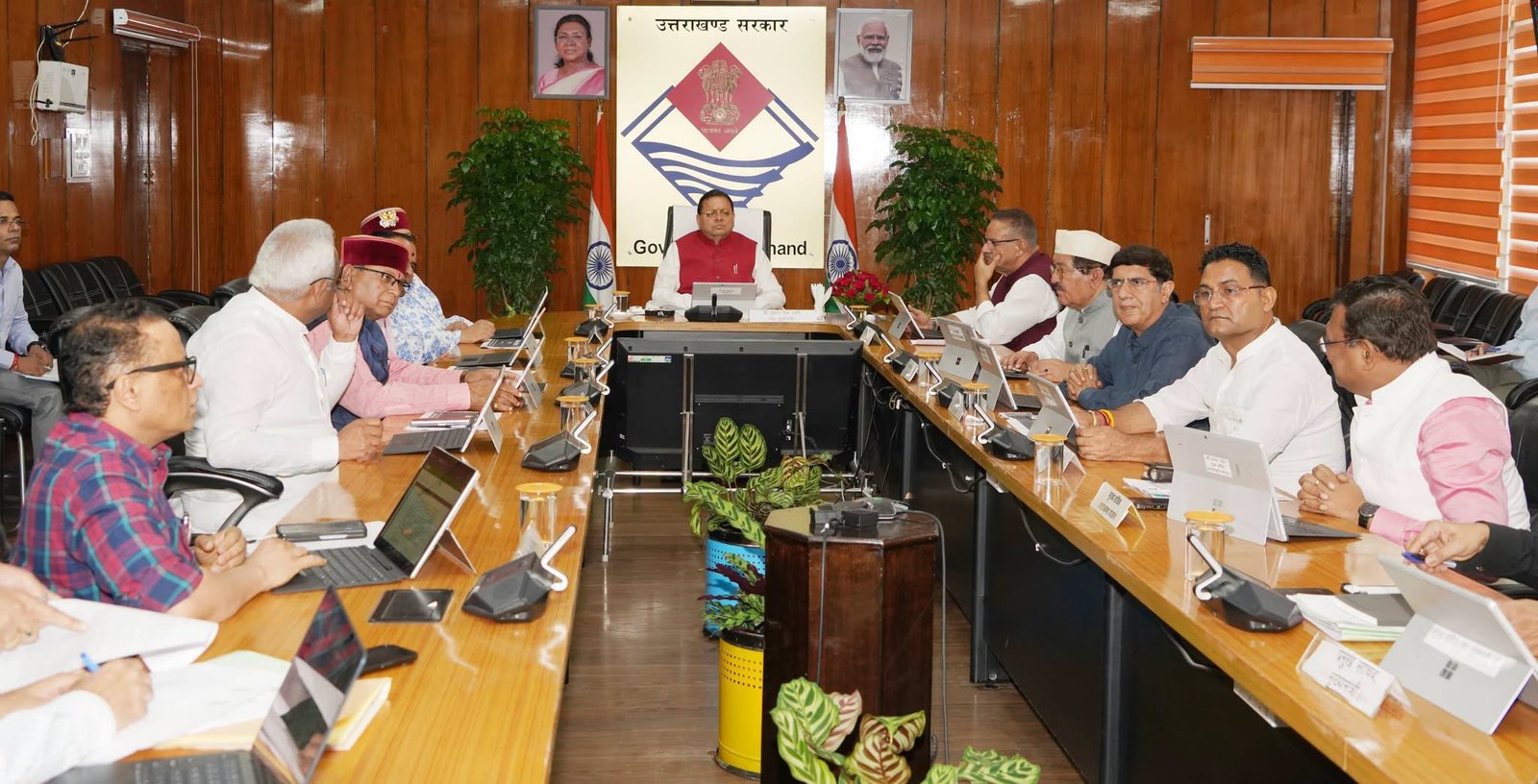 मुख्यमंत्री पुष्कर सिंह धामी की अध्यक्षता में हुई प्रदेश मंत्रिमंडल की बैठक में ऊर्जा, चिकित्सा शिक्षा, खेल, माध्यमिक शिक्षा, कारागार, विधि एवं पर्यटन समेत विभिन्न विभागों से जुड़े कई महत्वपूर्ण प्रस्तावों पर मुहर लगी